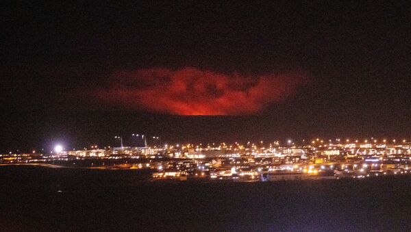 Uma erupção vulcânica é vista atrás, perto de Fagradalsfjall, uma montanha na Península de Reykjanes, na Islândia, em 19 de março de 2021 - Sputnik Brasil