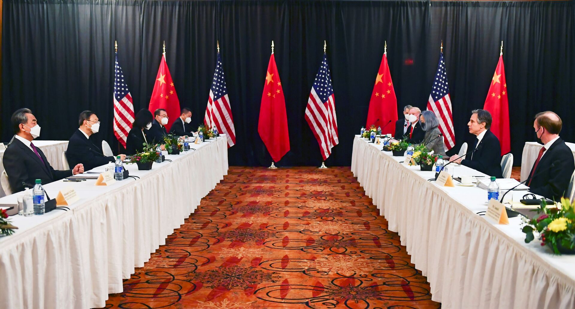 Antony Blinken, secretário de Estado dos EUA (segundo à direita), acompanhado por Jake Sullivan, conselheiro de Segurança Nacional dos EUA (primeiro à direita), fala em direção a Yang Jiechi (segundo à esquerda), diretor do Escritório da Comissão Central de Relações Exteriores do PC da China, e Wang Yi (primeiro à esquerda), conselheiro de Estado e ministro das Relações Exteriores da China, em Anchorage, Alasca, EUA, 18 de março de 2021 - Sputnik Brasil, 1920, 09.11.2021