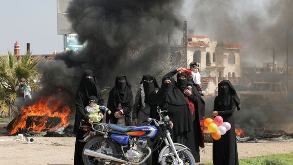 Mulheres em protesto na rodovia M4 na província de Idlib, Síria, 15 de março de 2020 - Sputnik Brasil