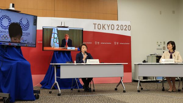 Membros de comitês olímpicos internacionais e do Japão, junto com Yuriko Koike, governadora de Tóquio, em Tóquio, Japão 20 de março de 2021 - Sputnik Brasil