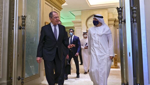 Encontro em Abu Dhabi entre o ministro das Relações Exteriores da Rússia, Sergei Lavrov, e o ministro das Relações Exteriores dos Emirados Árabes Unidos, o xeque Abdullah bin Zayed Al-Nahyan, em 9 de março de 2021 - Sputnik Brasil