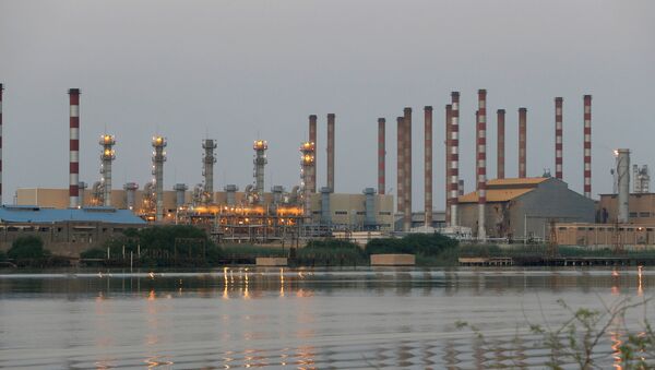 Panorama da refinaria de petróleo Abadan no sudoeste do Irã, vista do lado do Iraque em 21 de setembro de 2019 - Sputnik Brasil