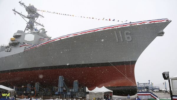 Em Bath, no estado norte-americano de Maine, o futuro destróier USS Thomas Hudner é preparado antes de ser batizado e comissionado, em 1º de abril de 2017 - Sputnik Brasil