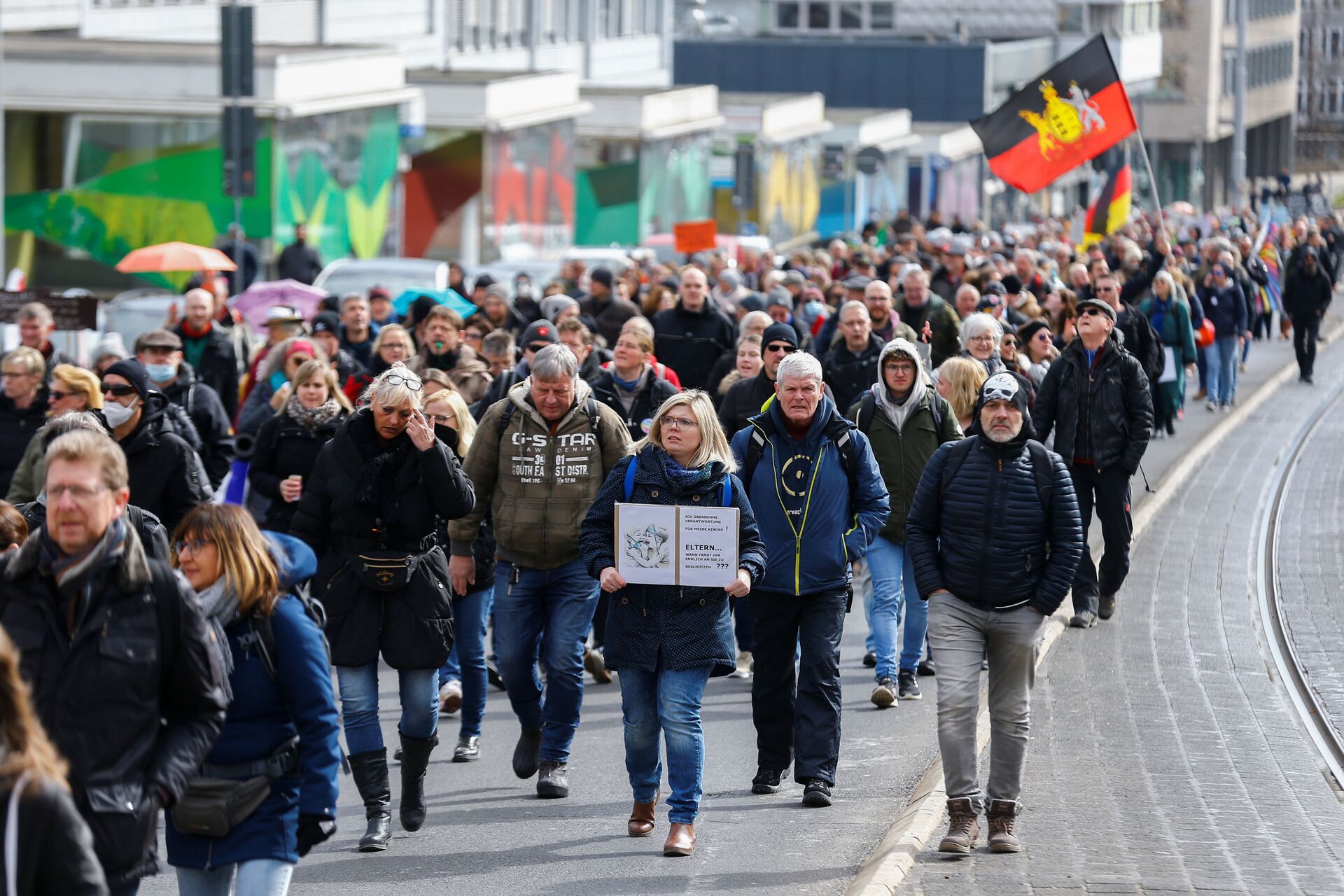 Em Kassel, na Alemanha, manifestantes participam de um protesto contra o lockdown no país em meio à pandemia da COVID-19, em 20 de março de 2021 - Sputnik Brasil, 1920, 08.12.2021