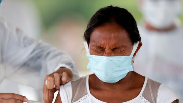 Em São Gabriel da Cachoeira, no estado brasileiro do Amazonas, uma mulher indígena do grupo Hupda recebe uma dose de vacina contra a COVID-19, em 3 de março de 2021 - Sputnik Brasil