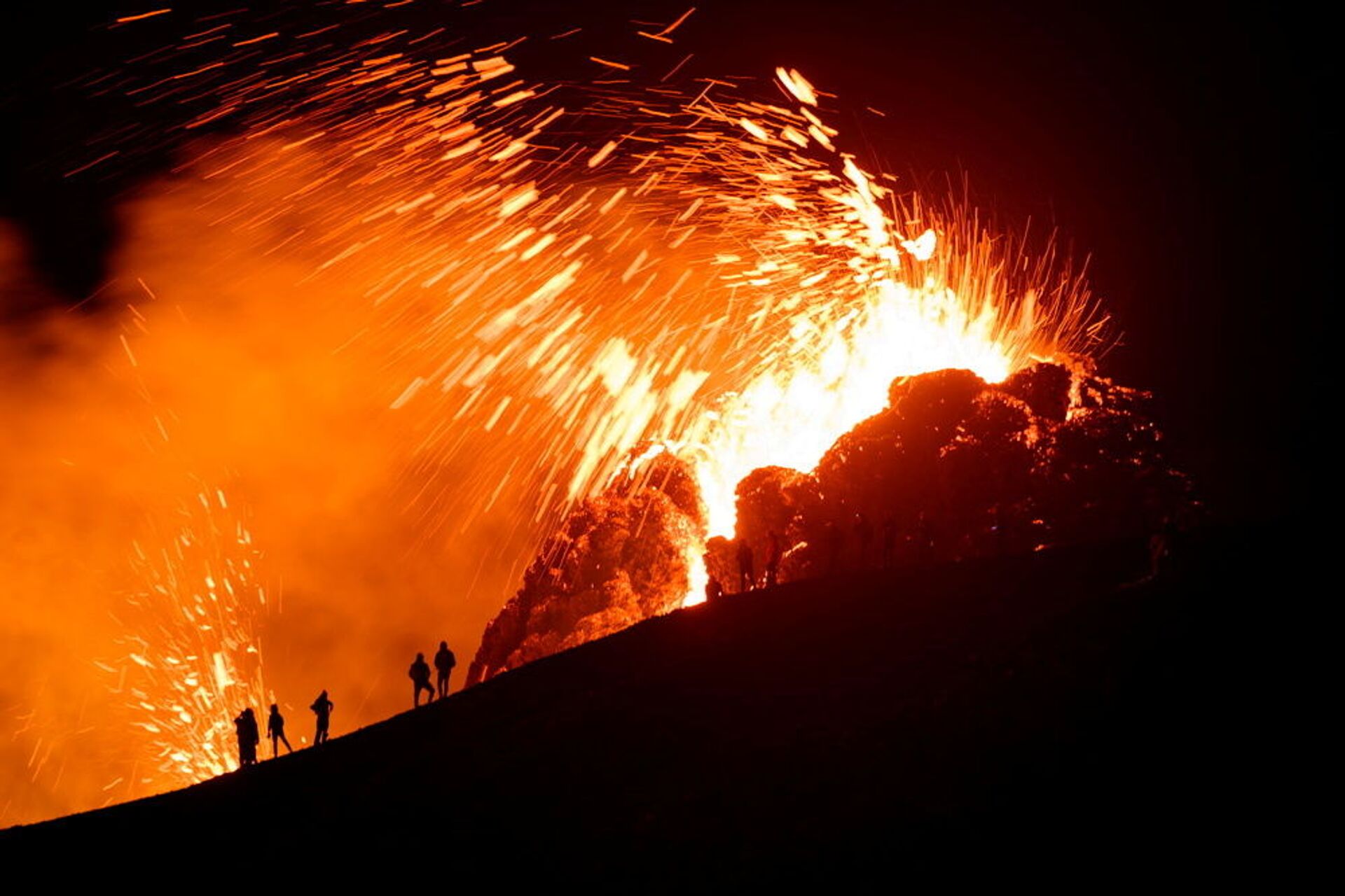 Turismo quente: vulcão ativo e com erupções 'acessíveis' está à venda na Islândia - Sputnik Brasil, 1920, 12.05.2021