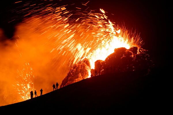 Erupção de vulcão em Geldingadalur, na península de Reykjanes, na Islândia, 20 de março de 2021 - Sputnik Brasil