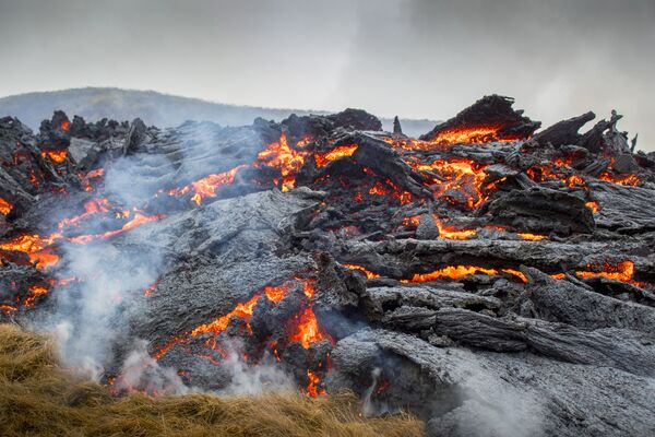 Fluxos de lava de erupção de vulcão na península de Reykjanes, no sudoeste da Islândia, 20 de março de 2021 - Sputnik Brasil