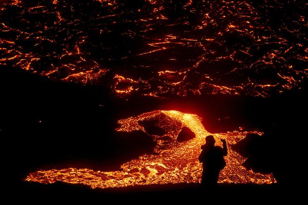 Fluxos de lava de vulcão na península de Reykjanes, na Islândia, 21 de março de 2021 - Sputnik Brasil