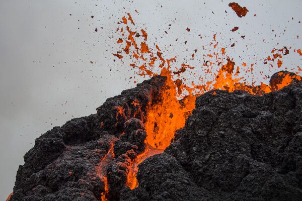Erupção de vulcão que estava inativo há cerca de seis mil anos na península de Reykjanes, na Islândia, 20 de março de 2021 - Sputnik Brasil