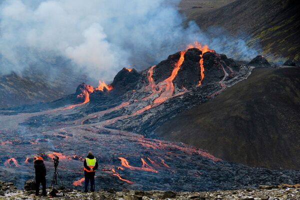 Fluxos de lava de vulcão perto de Fagradalsfjall, na península de Reykjanes, na Islândia, 20 de março de 2021 - Sputnik Brasil