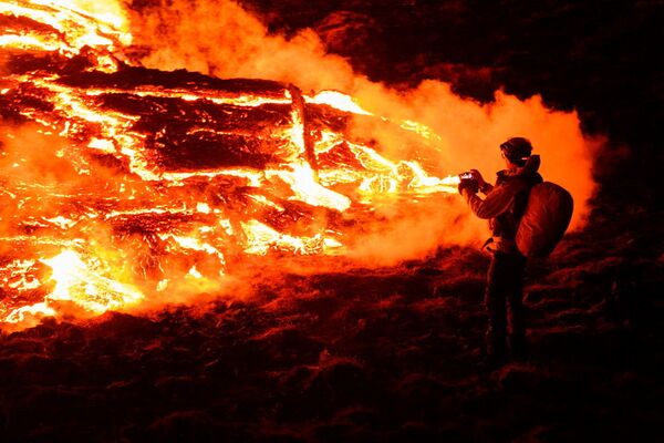 Fluxos de lava de vulcão em erupção há muito tempo adormecido na Islândia, 20 de março de 2021 - Sputnik Brasil