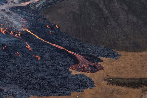 Fluxos de lava de erupção de vulcão na península de Reykjanes, no sudoeste da Islândia, 20 de março de 2021 - Sputnik Brasil