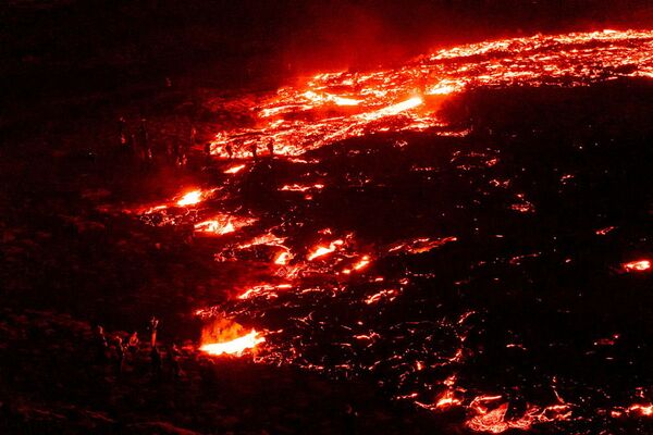 Fluxos de lava de vulcão em erupção há muito tempo adormecido na Islândia, 20 de março de 2021 - Sputnik Brasil