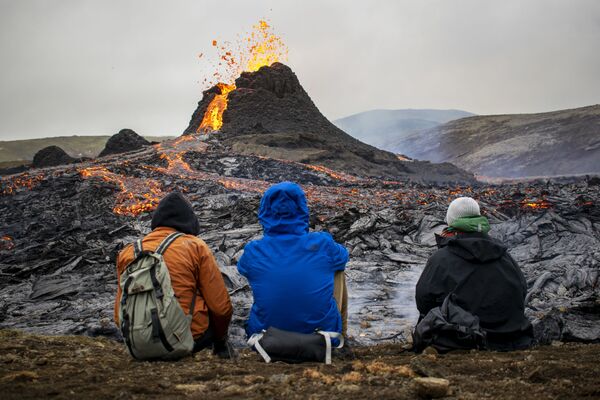 Pedestres observam erupção de vulcão 40 quilômetros a oeste da capital Reiquiavique, na Islândia, 21 de março de 2021 - Sputnik Brasil