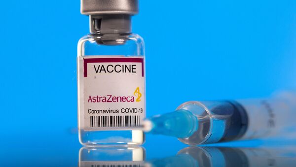 Frasco com a vacina da AstraZeneca/Oxford contra a COVID-19 (foto de arquivo) - Sputnik Brasil