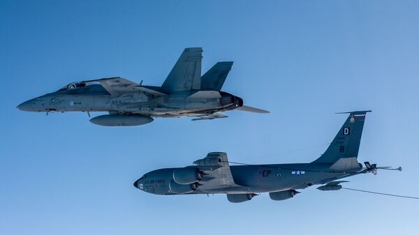 Avião de reabastecimento da Força Aérea dos EUA KC-135 e caça F-18 Hornet da Força Aérea finlandesa - Sputnik Brasil