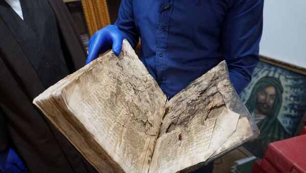 Bíblia antiga é vista no depósito de uma fundação especializada em restauração de manuscritos antigos em Najaf, Iraque - Sputnik Brasil