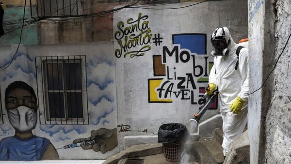 No Rio de Janeiro, um voluntário desinfeta vielas na favela de Santa Marta, em meio à pandemia da COVID-19, em 13 de março de 2021 - Sputnik Brasil