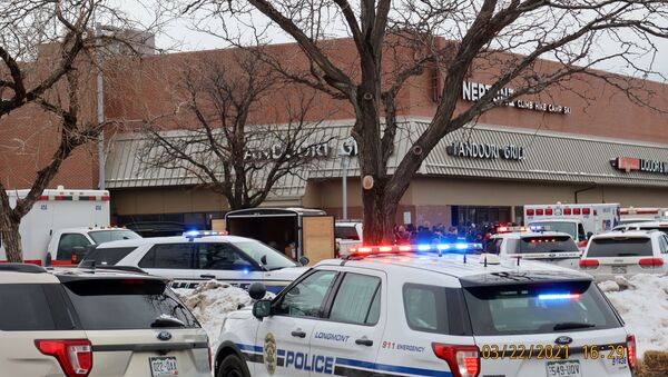 Veículos policiais são vistos no local onde um atirador abriu fogo em um mercado em Boulder, no Colorado, nos Estados Unidos, em 22 de março de 2021 - Sputnik Brasil