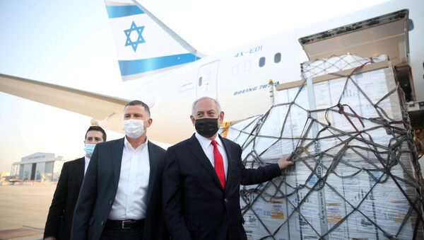FILE PHOTO: Israel Prime Minister Benjamin Netanyahu and Health Minister Yuli Edelstein attend the arrival of a plane with a shipment of Pfizer-BioNTech coronavirus disease (COVID-19) vaccines, at Ben Gurion airport, near the city of Lod, Israel, January 10, 2021. - Sputnik Brasil