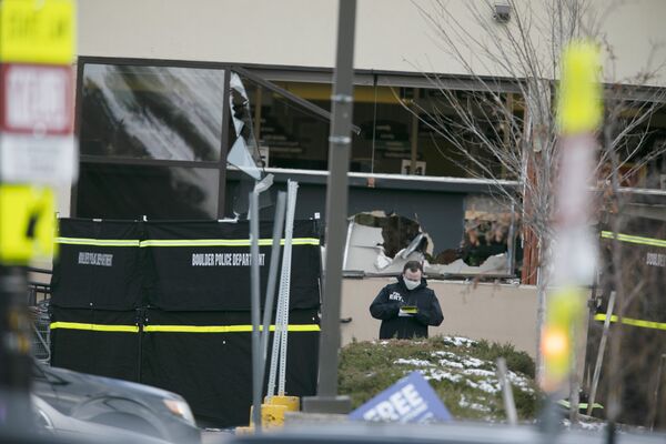 Polícia investiga tiroteio fora do supermercado King Soopers, onde várias pessoas foram baleadas, Boulder, Colorado, EUA, 22 de março de 2021 - Sputnik Brasil