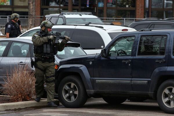 Policiais revistam estacionamento do supermercado King Soopers, Boulder, Colorado, EUA, 22 de março de 2021 - Sputnik Brasil