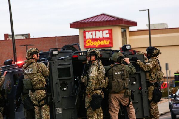 Policiais com equipamento de combate no local do tiroteio no supermercado King Soopers, Boulder, Colorado, EUA, 22 de março de 2021 - Sputnik Brasil