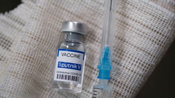 Frasco da vacina Sputnik V contra o SARS-CoV-2 e uma seringa, 12 de março de 2021 - Sputnik Brasil