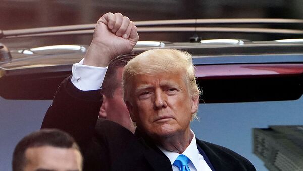 Ex-presidente dos EUA, Donald Trump, saúda pessoas perto da Trump Tower, Nova York, EUA, 9 de março de 2021 - Sputnik Brasil