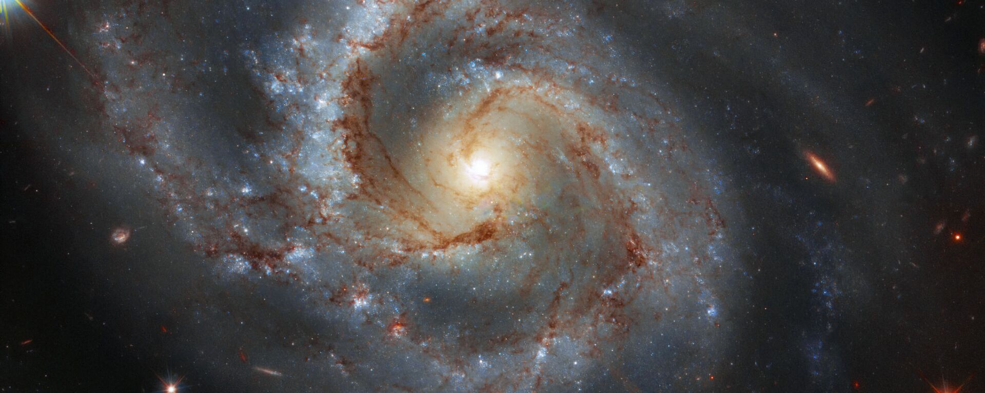 Imagem da Arp 28, galáxia espiral barrada localizada na constelação de Pegasus, a aproximadamente 145 milhões de anos-luz de distância da Terra - Sputnik Brasil, 1920, 19.07.2023