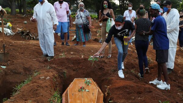 Família em enterro de vítima da COVID-19 no cemitério Vila Formosa, em São Paulo - Sputnik Brasil