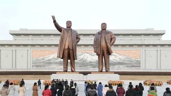 Monumento com as estátuas de bronze dos líderes Kim Il-sung e Kim Jong-il em Pyongyang - Sputnik Brasil
