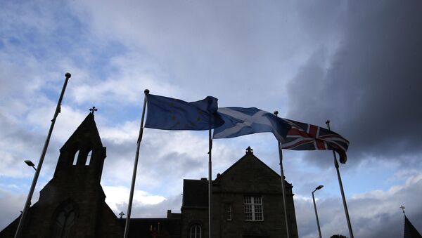 Bandeiras europeia, escocesa e da Grã-Bretanha flutuam em frente ao Parlamento escocês em Edimburgo, Escócia, em 4 de setembro de 2019 - Sputnik Brasil