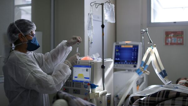 Paciente com COVID-19 recebe cuidados em Unidade de Tratamento Intensivo (UTI) no Hospital São Paulo, na capital paulista, em 17 de março de 2021 - Sputnik Brasil