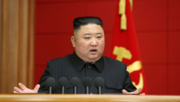 Em Pyongyang, o líder norte-coreano Kim Jong-un, fala durante reunião com membros do partido, em 7 de março de 2021 - Sputnik Brasil