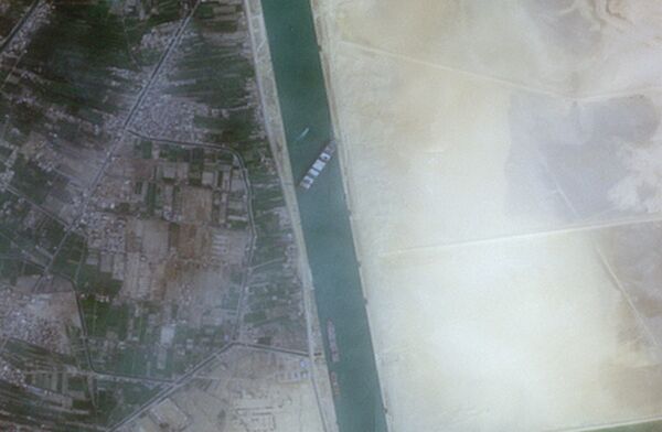 Porta-contêineres Ever Given, de 400 metros de comprimento da empresa taiwanesa Evergreen Marine, que bloqueou o canal de Suez, é fotografado pelo satélite Copernicus Sentinel-2 da Agência Espacial Europeia, 24 de março de 2021
 - Sputnik Brasil