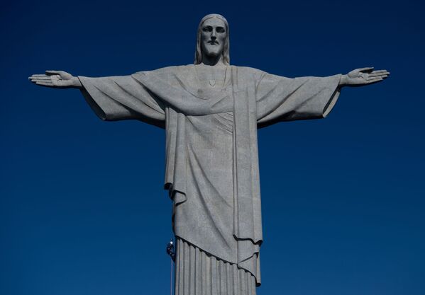 Operário desce da estátua do Cristo Redentor durante restaurações para o próximo aniversário do monumento, Rio de Janeiro, 24 de março de 2021 - Sputnik Brasil