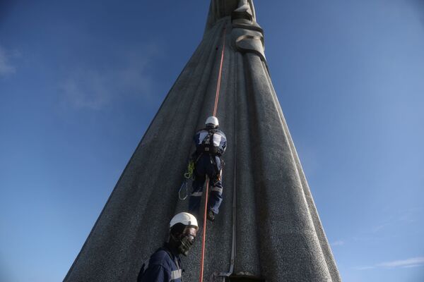 Operários subindo na estátua do Cristo Redentor para restaurá-la, 24 de março de 2021 - Sputnik Brasil