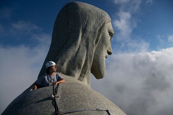 Arquiteta Cristina Ventura, responsável pela restauração do Cristo Redentor, olha do topo do monumento no Rio de Janeiro, 24 de março de 2021 - Sputnik Brasil