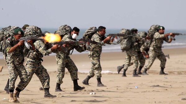 Forças do Exército do Irã participam de exercício militar na região costeira de Makran, Irã, 19 de janeiro de 2021  - Sputnik Brasil