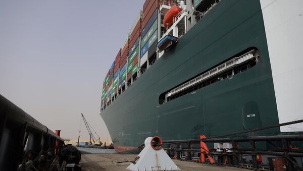 Navio cargueiro Ever Given, um dos maiores do mundo, encalhado no canal de Suez, no Egito, em 25 de março de 2021 - Sputnik Brasil