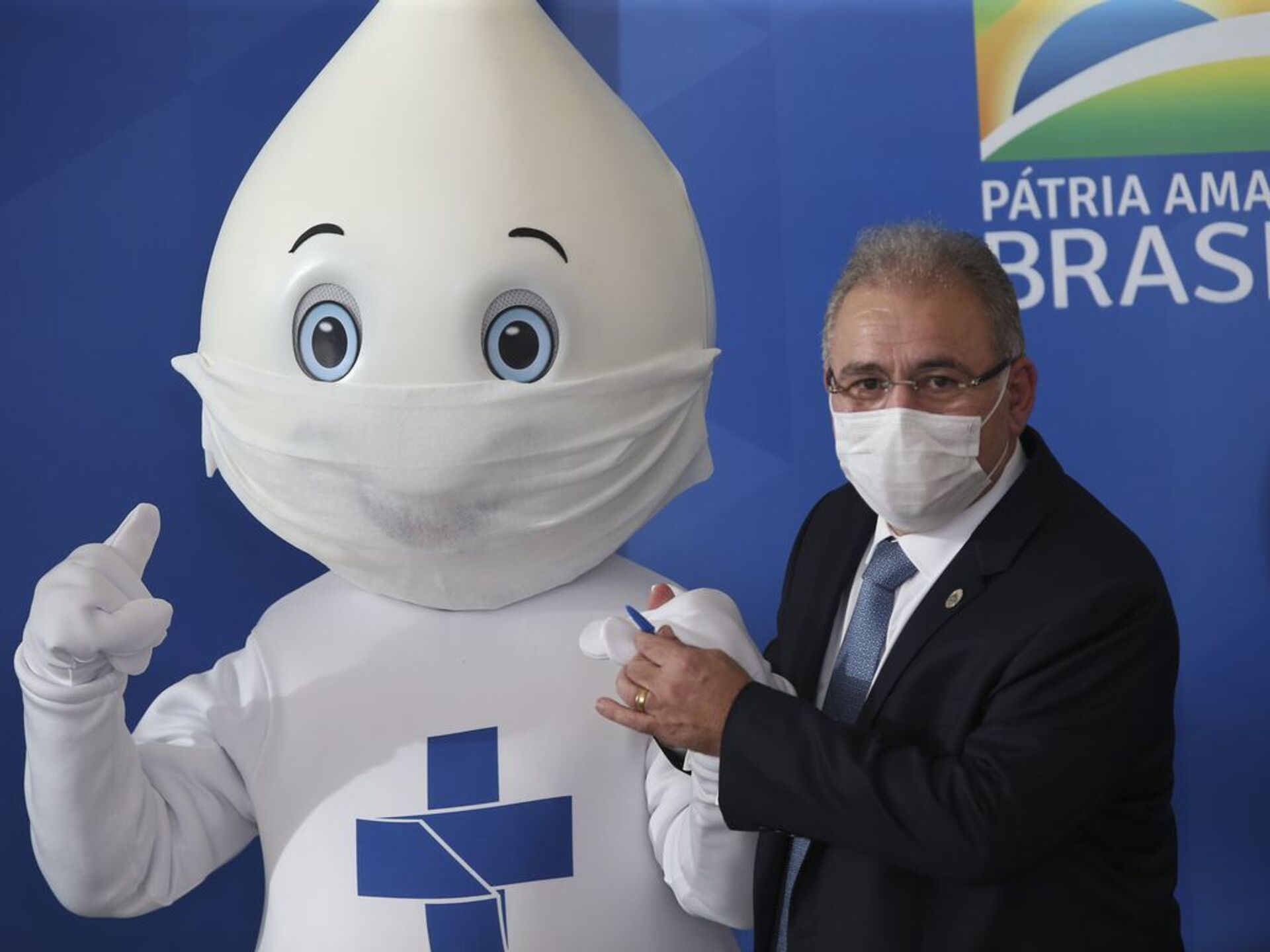 O novo ministro da Saúde, o cardiologista Marcelo Queiroga, ao lado do Zé Gotinha, em 23 de março de 2021 - Sputnik Brasil, 1920, 05.01.2022