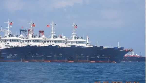 Alguns dos cerca de 220 navios chineses, reportados pela Guarda Costeira das Filipinas, que seriam tripulados por milícias marítimas chinesas perto do recife de Whitsun, mar do Sul da China, 7 de março de 2021 - Sputnik Brasil
