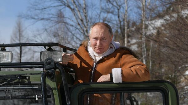O presidente russo, Vladimir Putin, em momento de lazer no Distrito Federal da Sibéria, na Rússia, em 21 de março de 2021 (foto de arquivo) - Sputnik Brasil