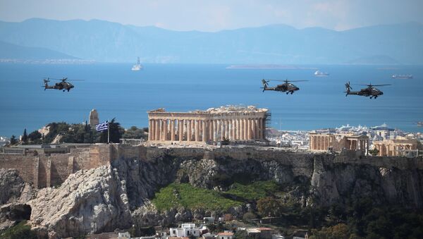 Helicópteros militares gregos participam de desfile pelos 200 anos da Guerra de Independência da Grécia - Sputnik Brasil