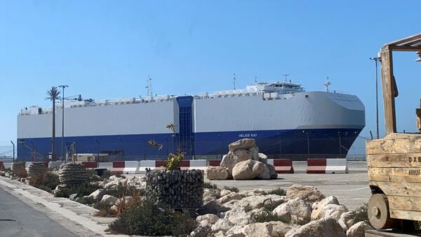 Navio israelense atingido por uma explosão no golfo de Omã é visto após a chegada a um porto em Dubai. Israel acusou o Irã de ter realizado o ataque em 28 de fevereiro de 2021 - Sputnik Brasil