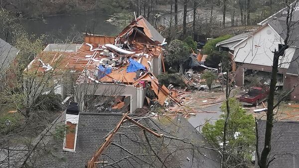 Casa fica sem telhado depois que tornado passou em Hoover, Alabama, EUA, em 25 de março de 2021 - Sputnik Brasil