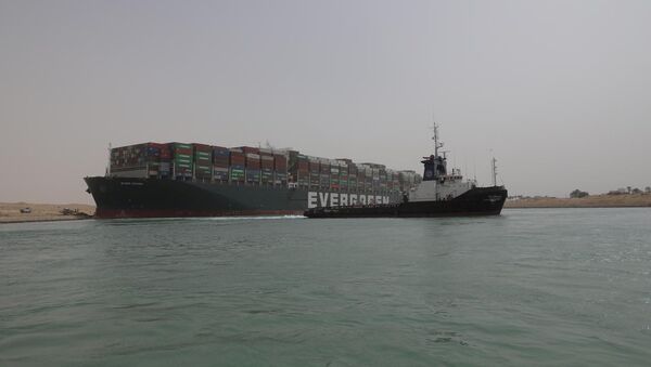 Navio cargueiro Ever Given, um dos maiores do mundo, encalhado no canal de Suez, no Egito, em 25 de março de 2021 - Sputnik Brasil