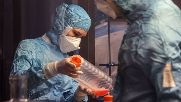 Pesquisadora do Centro Federal de Pesquisas Chumakov testa componentes para fabricação da vacina CoviVac, em Novossibirsk, Rússia, 5 de março de 2021  - Sputnik Brasil